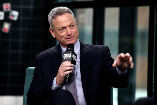 New,York,,Ny,-,February,11,2019:,Gary,Sinise,At A man in a suit speaking into a microphone during an interview