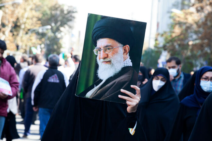 shutterstock2329974101-1 Person holding a large portrait in a crowd